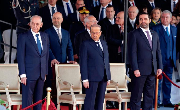 الرئيس اللبناني ميشال عون يتوسط سعد الحريري ورئيس مجلس النواب نبيه برّي