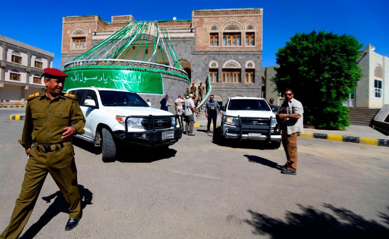 Bodyguards escort the motorcade of UN envoy to Yemen Martin Griffiths following his meeting with the President of the Huthi Revolutionary Committee, in the capital Sanaa, on November 24, 2018.