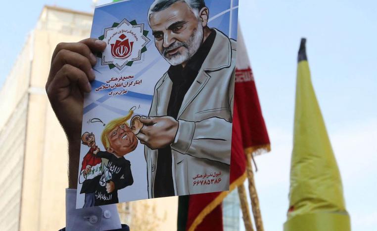متظاهر يرفع صورة لقاسم سليماني قائد فيلق القدس الإيراني المسؤول عن الميليشيات الشيعية في المنطقة
