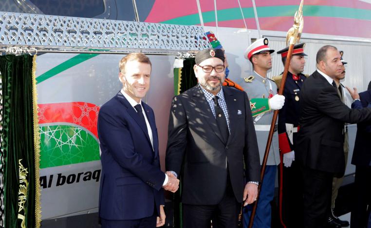 إيمانويل ماكرون مع الملك محمد السادس أمام قطار البراق