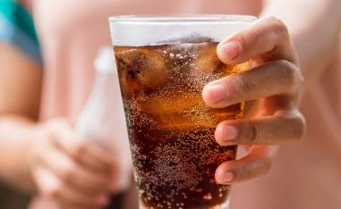 مرض خطير يهاجم عشاق المشروبات الغازية
