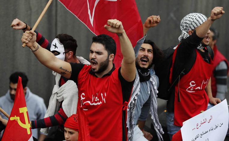 متظاهرون شيوعيون لبنانيون في بيروت يحتجون على الجمود السياسي وتعثر تشكيل الحكومة
