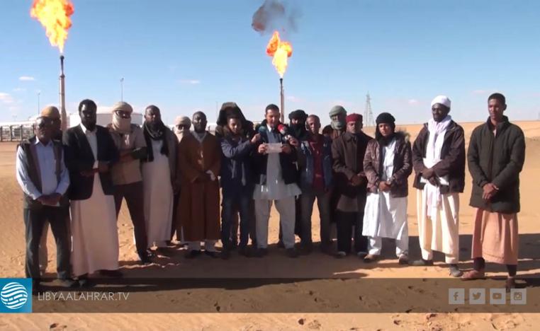 ليبيون يحتجون أمام حقل الشرارة النفطي في فزان