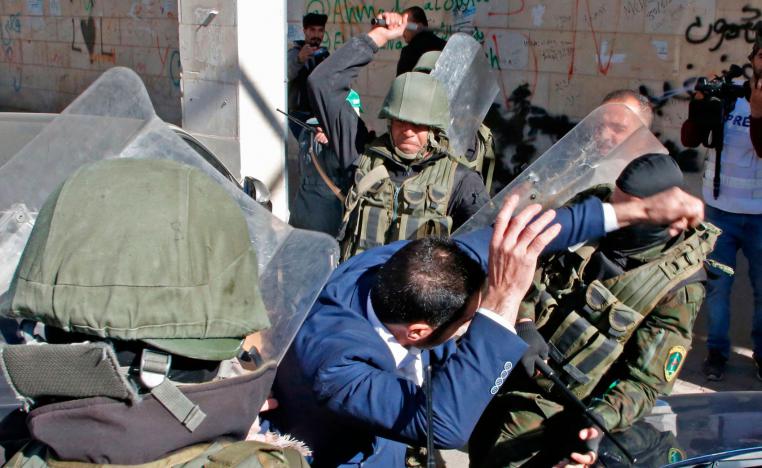 الشرطة الفلسطينية تستخدم الهروات في تفريق مظاهرة لأنصار حماس في الضفة