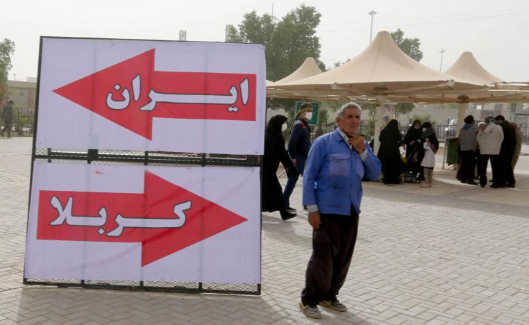 إشارة لزوار إيرانيين يستعدون لعبور الحدود العراقية بالقرب من مهران في إيران