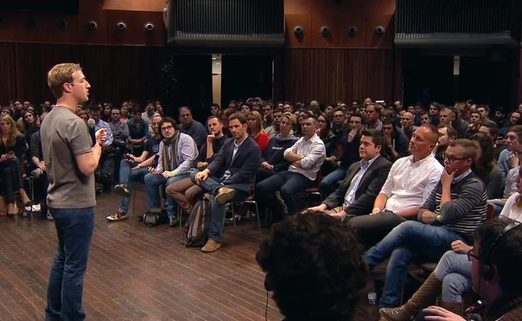 مارك زوكربيرغ خلال اجتماع مع موظفي فيسبوك