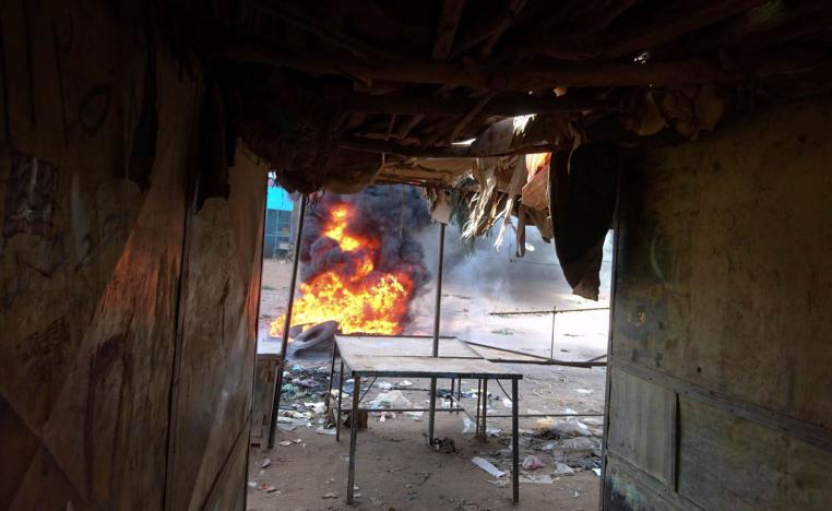 كوم مشتعل في منطقة أسواق للفقراء في عطبرة في السودان