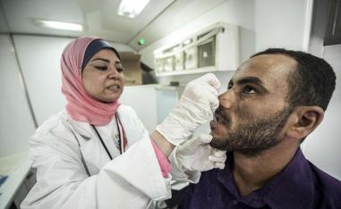 ممرضة تفحص مواطنا مصريا ضمن الحملة على فيروس سي