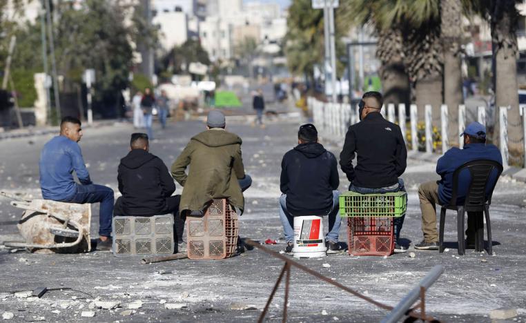 فلسطينيون يقطعون طريقا رئيسية في الضفة بالقرب من رام الله