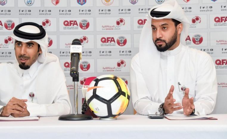 المنسق الإعلامي للاتحاد القطري علي الصلات يمينا خلال مؤتمر صحفي