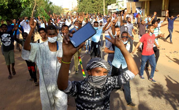 محتجون سودانيون