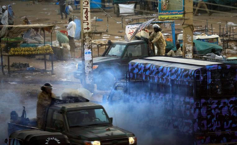 مطاردة المتظاهرين في الشوارع