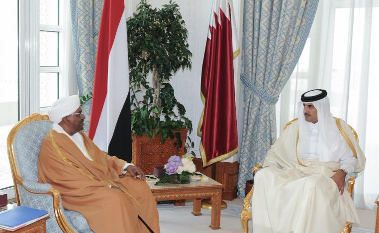 أمير قطر الشيخ تميم بن حمد خلال لقائه بالرئيس السوداني عمر البشير