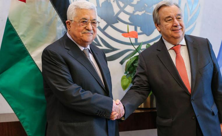 الرئيس الفلسطيني محمود عباس يصافح أمين عام الأمم المتحدة أنطونيو غوتيريس