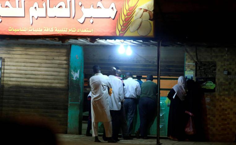 سودانيون ينتظرون الخبز أمام مخبز في الخرطوم