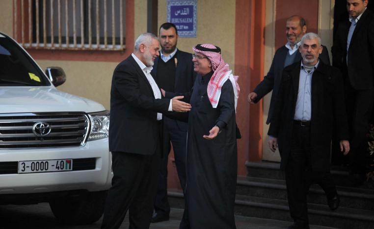 زعيم حركة حماس إسماعيل هنية يودع السفير القطري في غزة محمد العمادي