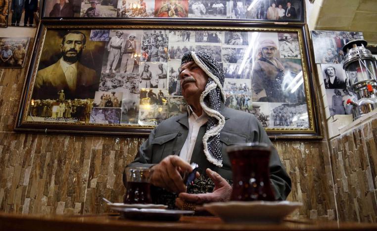 كردي في مقهى في أربيل