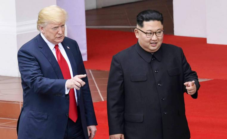 الرئيس الأميركي دونالد ترامب والزعيم الكوري الشمالي كيم جونغ أون في أول لقاء تاريخي بينهما