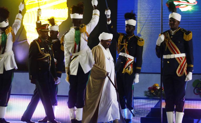 الرئيس السوداني عمر البشير يلجأ إلى حلول ترقيعية مع تنامي الغضب الشعبي