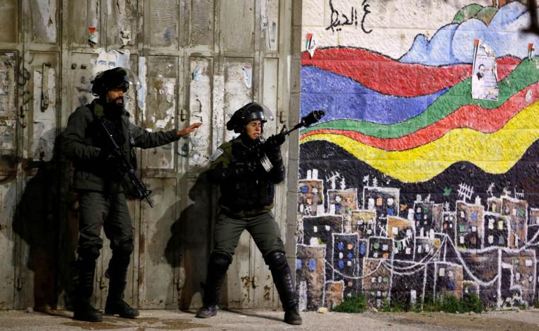 جنود اسرائيليون يطلقون الغاز المسيل للدموع في رام الله