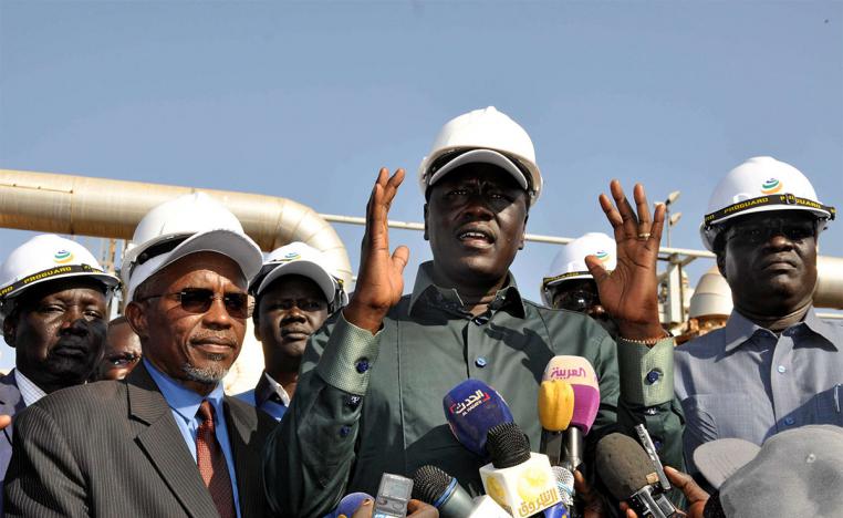 South Sudan's Oil minister Ezekiel Lul Gatkuoth (C) and Sudan's oil minister, Azhari Abdel Qader(L)