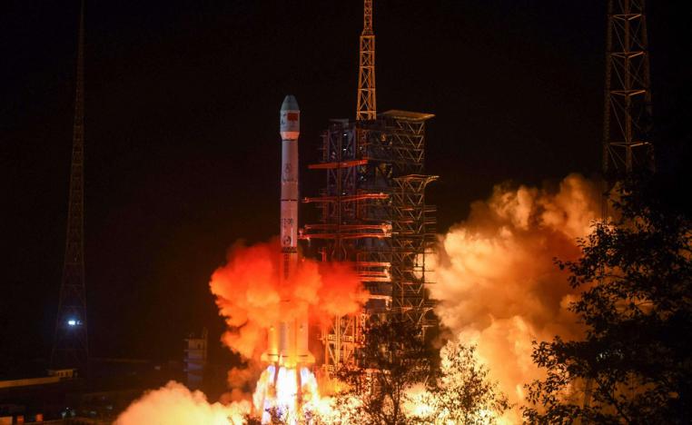 صاروخ لونغ مارس 3 بي ينطلق ناقلا مركبة تشانغ آه-4 القمرية