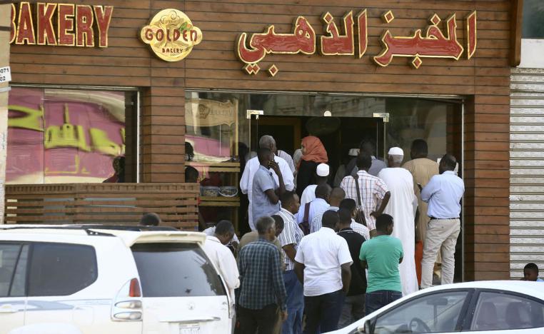 سودانيون يتجمعون عند مخبز في الخرطوم