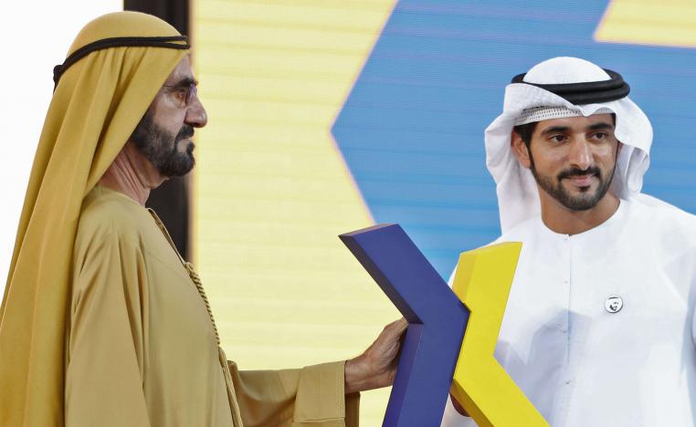 حاكم دبي الشيخ محمد بن راشد آل مكتوم خلال يستعرض الشعار الجديد