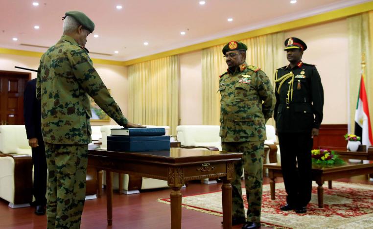 البشير يناور بمنح الصلاحيات الكاملة للجيش