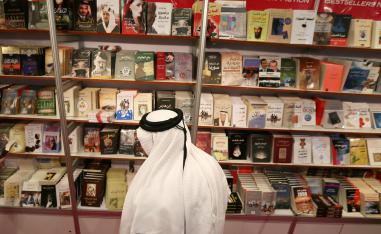 زائر إماراتي لمعرض أبوظبي الدولي للكتاب