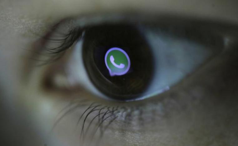 شعار واتساب يظهر في عين بشرية