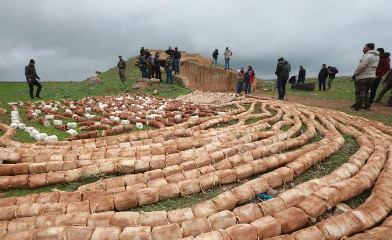 الجيش السوري يعرض مواد شديدة الانفجار تم العثور عليها في جنوب البلاد