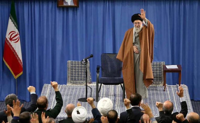 المرشد الأعلى علي خامنئي يلوح بيده لإيرانيين في ذكرى الثورة