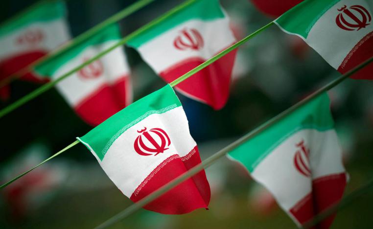 أعلام إيرانية في طهران بمناسبة ذكرى الثورة الإيرانية