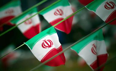 أعلام إيرانية في طهران بمناسبة ذكرى الثورة الإيرانية