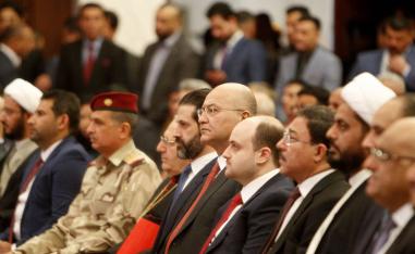 الرئيس العراقي برهم صالح يتوسط مجموعة من السياسيين في العراق في حفل ببغداد