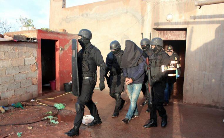 القوات الأمن المغربية تقتاد أحد المشتبه بهم في قتل السائحتين 