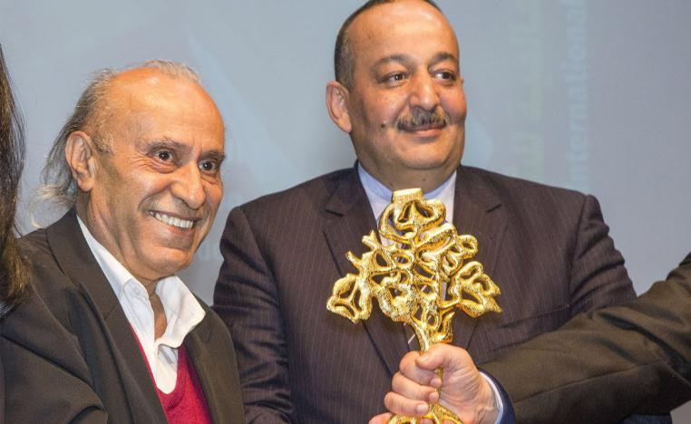 وديع سعادة اثناء تسلمه جائزة الأركانة العالمية للشعر 