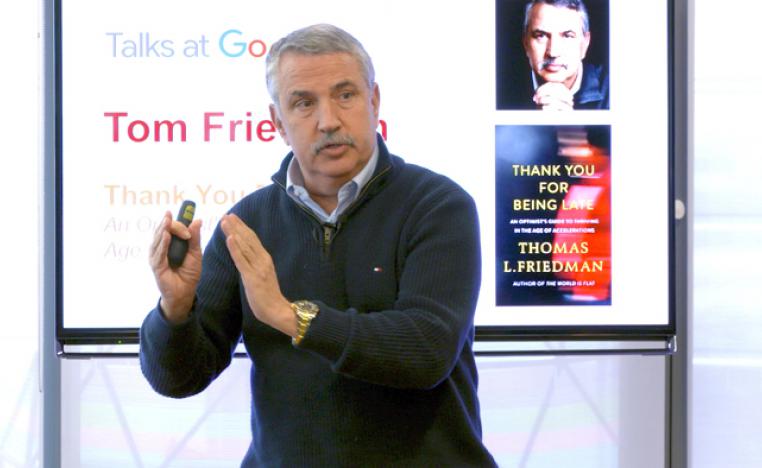 توماس فريدمان معجب بشغف زوجته بالاستماع إلى الراديو