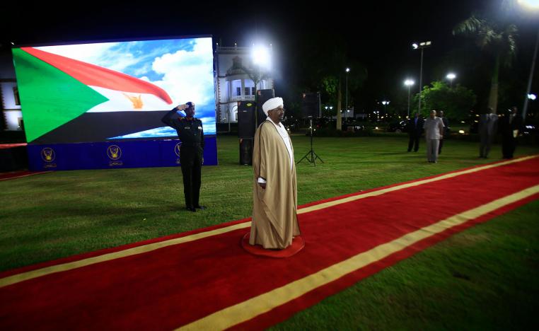 البشير يواجه الاحتجاجات بتدابير مختلفة