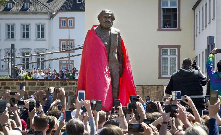 هدية من الصين لألمانيا تمثال برونزي لكارل ماركس في مدينة ترير الألمانية مسقط رأسه