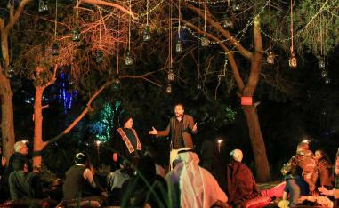 راوٍ يسرد حكاية في "المهرجان العالمي لرواية القصص" على جزيرة النور في الشارقة (الصورة من صفحة الجزيرة على فيسبوك) 