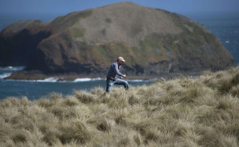 المسؤول عن شركة المياه في مدينة كايب غريم الاسترالية يسير على طول الشاطئ
