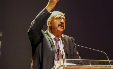 الشاعر الفلسطيني/الأردني يوسف عبدالعزيز (الصورة من الصفحة الرسمية لأيام قرطاج الشعرية على فيسبوك)