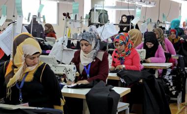 عاملات في مصنع للألبسة في الأردن