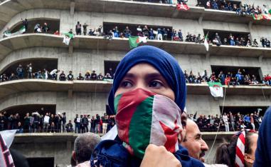جزائرية وسط حشد من المحتجين ضد ترشيح بوتفليقة