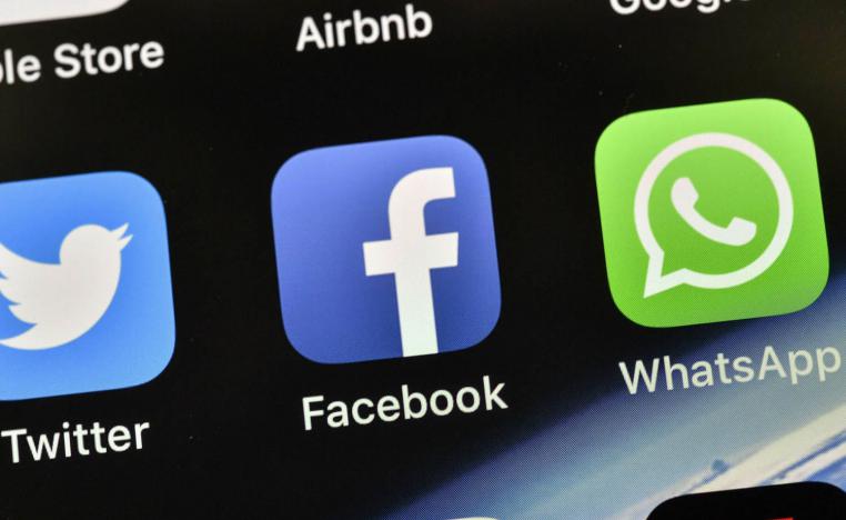 تطبيقات التواصل الاجتماعي على هاتف ذكي