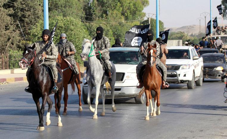داعش في استعراض للقوة في دولة الخلافة المزعومة في بدايات ظهوره