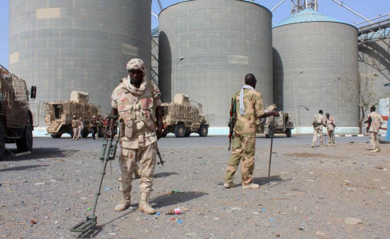 جنود تابعون للشرعية يمسحون موقعا بالقرب من الحديدة بحثا عن الالغام