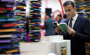 زائر لمعرض أربيل الدولي للكتاب في دورته الثانية عشرة